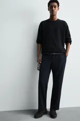 Pantalón de corte regular fit confeccionado en tejido ligero de lana de origen italiano. Presenta bolsillos frontales, bolsillos traseros de vivo con botón y cierre frontal con cremallera y botón.