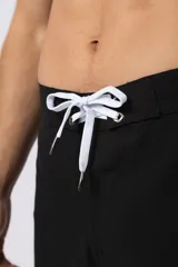 Short de baño color bordó con cordón de ajuste blanco en la cintura y pequeño parche con logo en el ruedo.