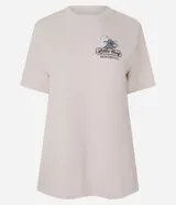 Remera de manga corta y escote redondo, color beige, con un pequeño estampado localizado en el pecho del personaje Remy de Ratatouille con el texto "Little Chef Ratatouille".