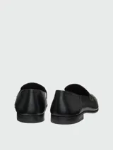 Mocasines de cuero negro BOSS, modelo Loafer Tumbled, con diseño clásico tipo penny loafer y suela plana.