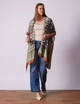 Kimono largo de satén con estampado de arabescos en tonos beige, marrón, verde y naranja.