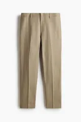 Pantalón de traje de lino color tostado, corte slim fit con piernas de corte recto, pinzas marcadas y trabillas para cinturón.
