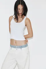 Jeans rectos de tiro medio en color blanco, con diseño de doble cinturilla en tejido denim a contraste, bolsillos y cierre frontal con cremallera y botones.
