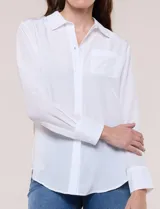 Camisa de satén blanca de la marca Floral & Ivy, con cuello con solapa, cierre frontal de botones, manga larga con puño ancho y bolsillo aplicado en el pecho.