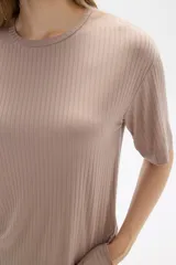 Remera color tostado de viscosa con textura acanalada, manga corta, corte holgado y cuello redondo.