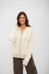 Saco tipo cardigan de punto con diseño floral en relieve, cuello en V y cierre frontal con botones. Presenta puños y ruedo acanalados.