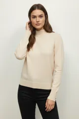 Polera de viscosa a rayas horizontales negras y blancas, de manga larga y cuello alto tipo polera.