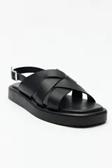 Sandalias color beige con capellada entrelazada y agarre ajustable en el talón. Plataforma de 3cm de alto y suela negra.