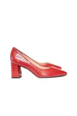 Zapatos de tacón tipo stiletto de cuero charol rojo con textura símil cocodrilo, punta fina y tacón de bloque.