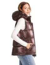 Chaleco puffer de acabado tornasolado, con capucha desmontable, cierre frontal oculto y botones a presión. Cuenta con bolsillos laterales y forro interno.