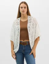 Cardigan abierto estilo kimono, color crudo, con mangas amplias al codo. Presenta una base con textura y motivos florales bordados a tono, con paneles de encaje calado estilo macramé en el frente, puños y ruedo.