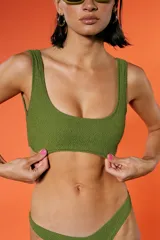 Corpiño de bikini tipo top con escote amplio y breteles fijos, confeccionado en tela texturada color verde militar.