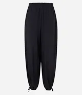 Pantalón estilo aladino color bordó, confeccionado en tejido crepé con textura. Presenta cintura elástica, corte holgado en las piernas y ruedo ajustado con lazo decorativo.