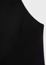 Top negro sin mangas de corte entallado, con cuello redondo y tirantes anchos. Presenta un diseño minimalista con cierre de cremallera en la parte posterior.