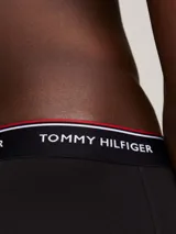 Pack de tres bóxer briefs negros de Tommy Hilfiger, confeccionados en mezcla de algodón y elastano. Presentan cintura elástica con el logo de la marca en blanco, rojo y azul.