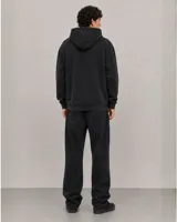 Canguro negro de corte holgado con capucha ajustable mediante cordones, bolsillo frontal tipo canguro y logo bordado en el pecho.