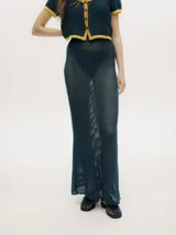 Falda maxi de tiro alto, confeccionada en tejido de punto calado de algodón color verde oscuro, con pretina elástica.