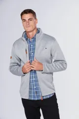 Campera deportiva de tejido tipo polar en color gris jaspeado, con cuello alto, cierre frontal completo, bolsillos laterales y bolsillo en el pecho con cierre. Presenta detalles en cuero sintético y logo bordado en el pecho.