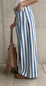 Jean estilo wide leg con diseño rayado en color celeste y blanco, de tiro alto y corte ancho en las piernas.