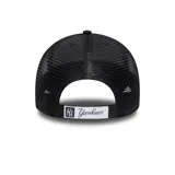 Gorra New Era negra con el logo de los New York Yankees bordado en blanco en el frente. Tiene paneles de malla en la parte trasera y cierre ajustable.
