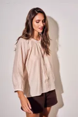 Blusa de manga larga con diseño a rayas verticales, cuello redondo con pequeña abertura frontal abotonada y mangas con puños elásticos.