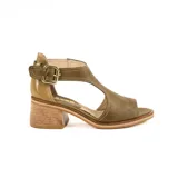 Sandalias de cuero color verde militar con taco ancho efecto madera, puntera abierta y tira ajustable con hebilla metálica en el tobillo.