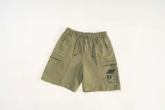 Short negro de cintura elastizada con cordón ajustable, bolsillos laterales y bolsillos cargo de perfil limpio. Estampado con el logo Kaboa con estilo de caligrafía en el frente.