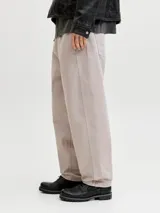 Pantalón chino de lino color gris, con diseño de corte recto y holgado.