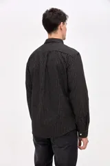 Camisa de corte regular confeccionada en algodón, con diseño de rayas verticales finas en color beige y negro. Presenta cuello clásico, cierre frontal con botones y un bolsillo en el pecho con el logo de la marca bordado.