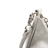 Cartera de cuero color hueso, modelo Paloma de XL, con diseño semicircular, cierre superior y logo metálico grabado en el frente.