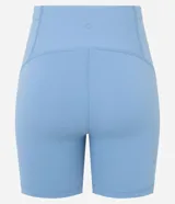 Bermuda ciclista deportiva de tiro alto, color celeste claro, ajustada al cuerpo.