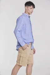 Bermuda cargo color beige con bolsillos laterales y cierre frontal con botón y cremallera.