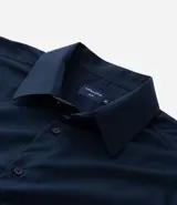 Camisa de vestir marrón oscuro, corte slim, de manga larga y cuello camisero.