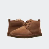 Bota chukka UGG modelo Neumel color verde oliva, confeccionada en gamuza con cordones de algodón y forro de lana UGGpure™ reciclada. Cuenta con suela Treadlite by UGG™ para mayor amortiguación y logo UGG® en relieve térmico.