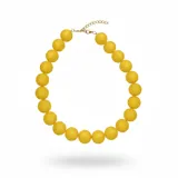 Collar corto de esferas de resina mate en color amarillo, con cadena metálica dorada y cierre ajustable.