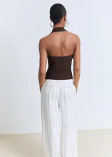 Top marrón de diseño entallado, con escote halter y tirantes anchos.