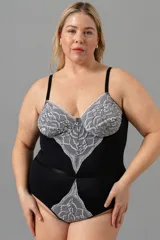 Body negro con puntilla elastizada blanca en busto y cintura. Breteles regulables y broche en entrepierna.