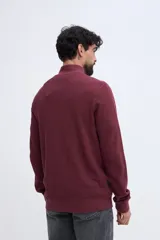 Buzo de felpa diferenciada azul marino con cuello alto y medio cierre frontal, de manga larga y puños elásticos.