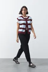 Pantalón de tiro alto con silueta barrel, de calce relajado con volumen en las piernas y ajuste hacia el ruedo. Confeccionado en tejido de algodón con elastano.