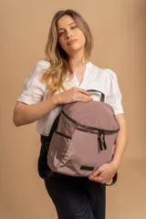 Mochila urbana de diseño compacto en color negro, confeccionada en nylon resistente. Cuenta con un compartimento principal con cierre, bolsillo frontal con cierre y correas ajustables con detalle de marca.
