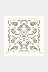 Pañuelo cuadrado de tela con estampado de estilo paisley en color marrón sobre fondo crema.