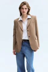 Jean de denim de algodón rígido, color azul con efecto lavado, de tiro alto y corte recto holgado. Cuenta con bolsillos al bies y pliegues marcados al frente y en la espalda.