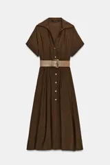 Vestido midi marrón con cuello solapa, escote en pico, mangas cortas con vuelta y cierre frontal con botones. Incluye un cinturón ancho a juego con hebilla metálica rectangular.
