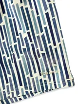 Short de baño color gris con estampado de palmeras, cintura elástica con cordón ajustable y tres bolsillos.