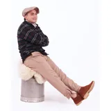 Pantalón de vestir azul marino, de corte recto, con bolsillos laterales y traseros. Se ajusta a la cintura con cinturón de cuero marrón. Tiene un cierre con botones en el tobillo.