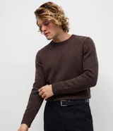 Suéter básico masculino de la marca Marfinno, confeccionado en fleece con felpa texturizado color marrón, de manga larga y cuello redondo con puños y dobladillo acanalados.