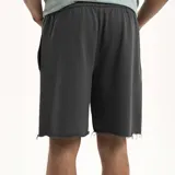 Short de jogging gris con cintura elástica y ruedo desflecado.