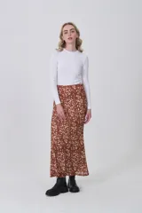 Falda larga de corte recto con estampado animal print en tonos marrones y negros. Confeccionada en tejido ligero y fluido.