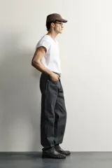 Jeans straight fit de denim oscuro de origen italiano, con tiro bajo, pierna recta y cinco bolsillos. Cierre frontal con botones.
