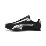 Championes urbanos Puma modelo H-Street OG, con diseño de perfil bajo en color negro y detalles plateados. Presentan una estructura de malla transpirable con refuerzos sintéticos y la icónica franja lateral de la marca.